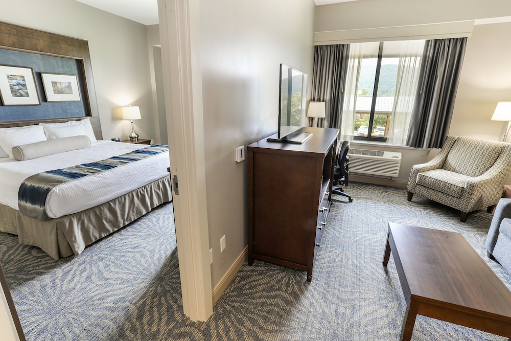 Suite, 1 King Bed (Highland) - Photo 1