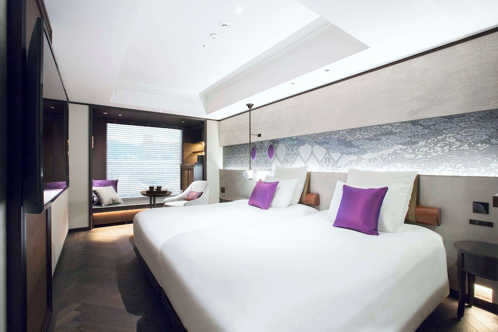 Premier Room, 1 King Bed - Photo 1
