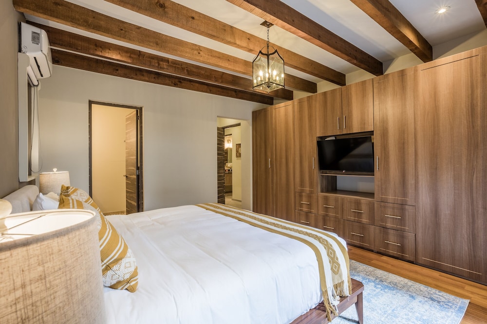 Brand New Residence W/Private Terrace, Luxury Amenities, 5 Star Services