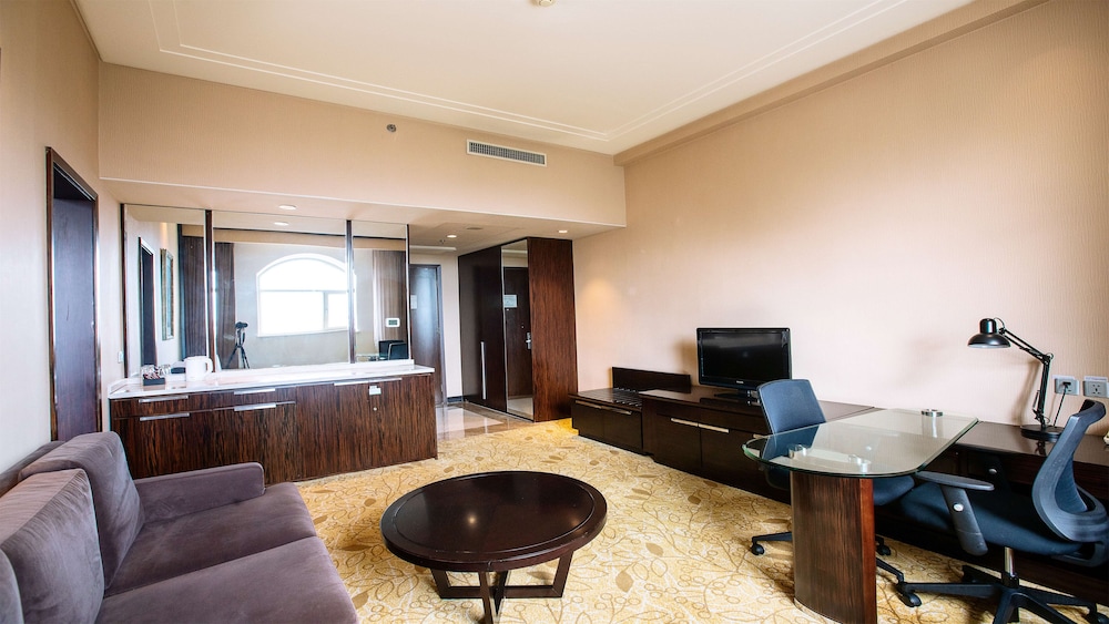 Suite, 1 Bedroom - Photo 2