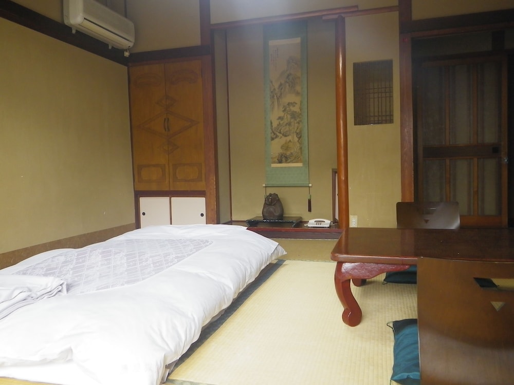 Basic Quadruple Room photo 2