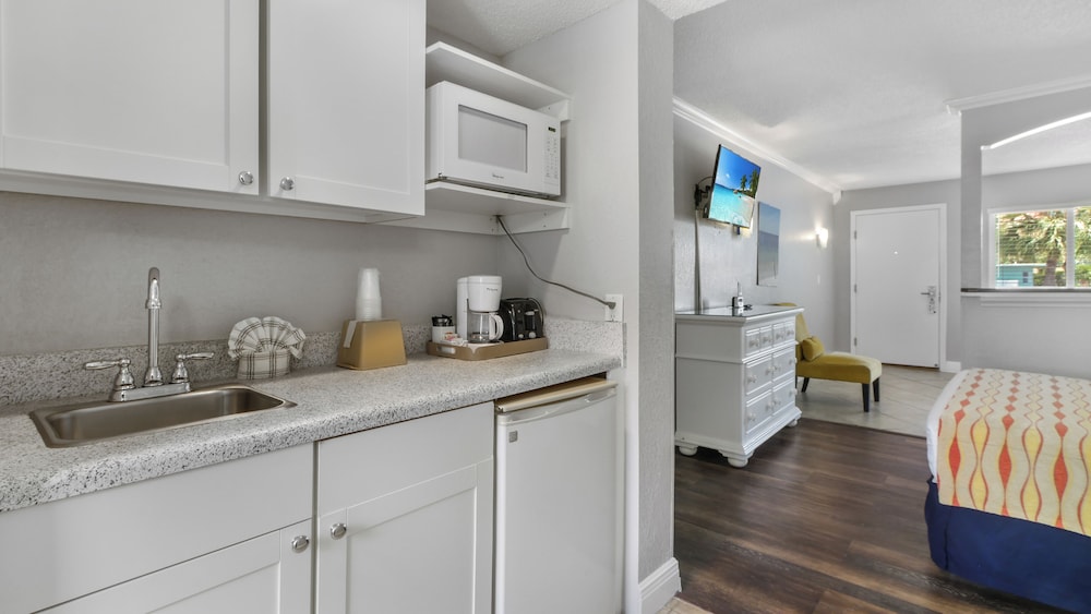 Standard Condo, Multiple Beds, Kitchenette, Pool View photo 3