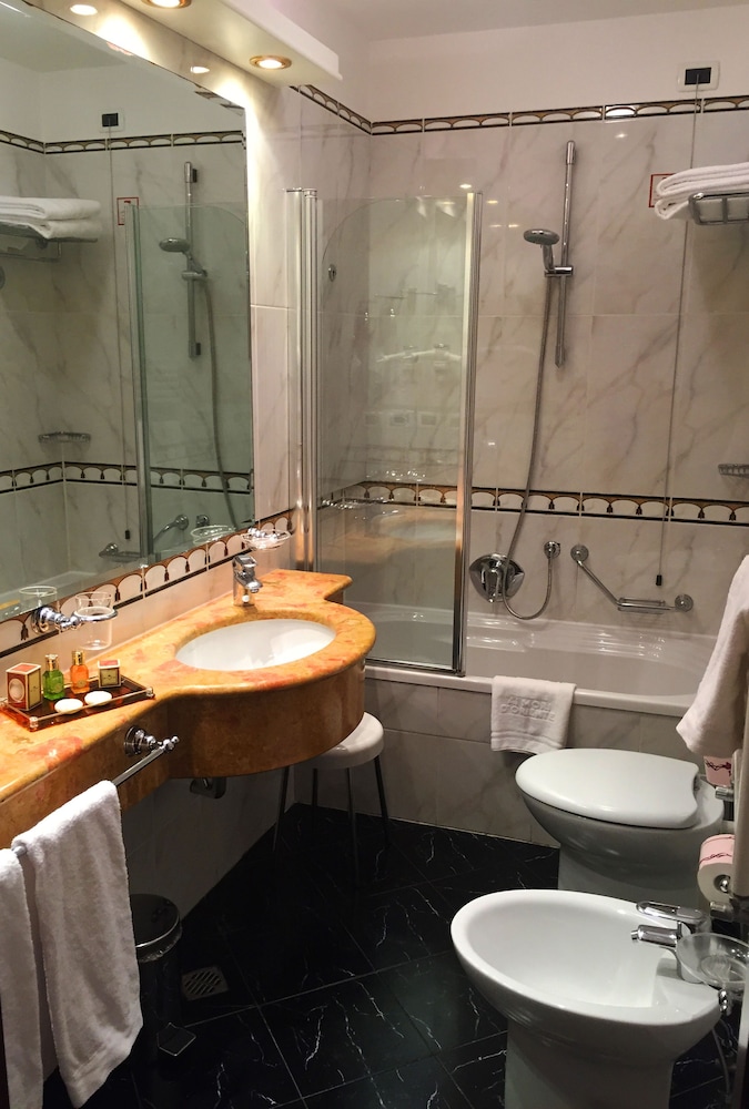 Superior Double or Twin Room thumbnail 5