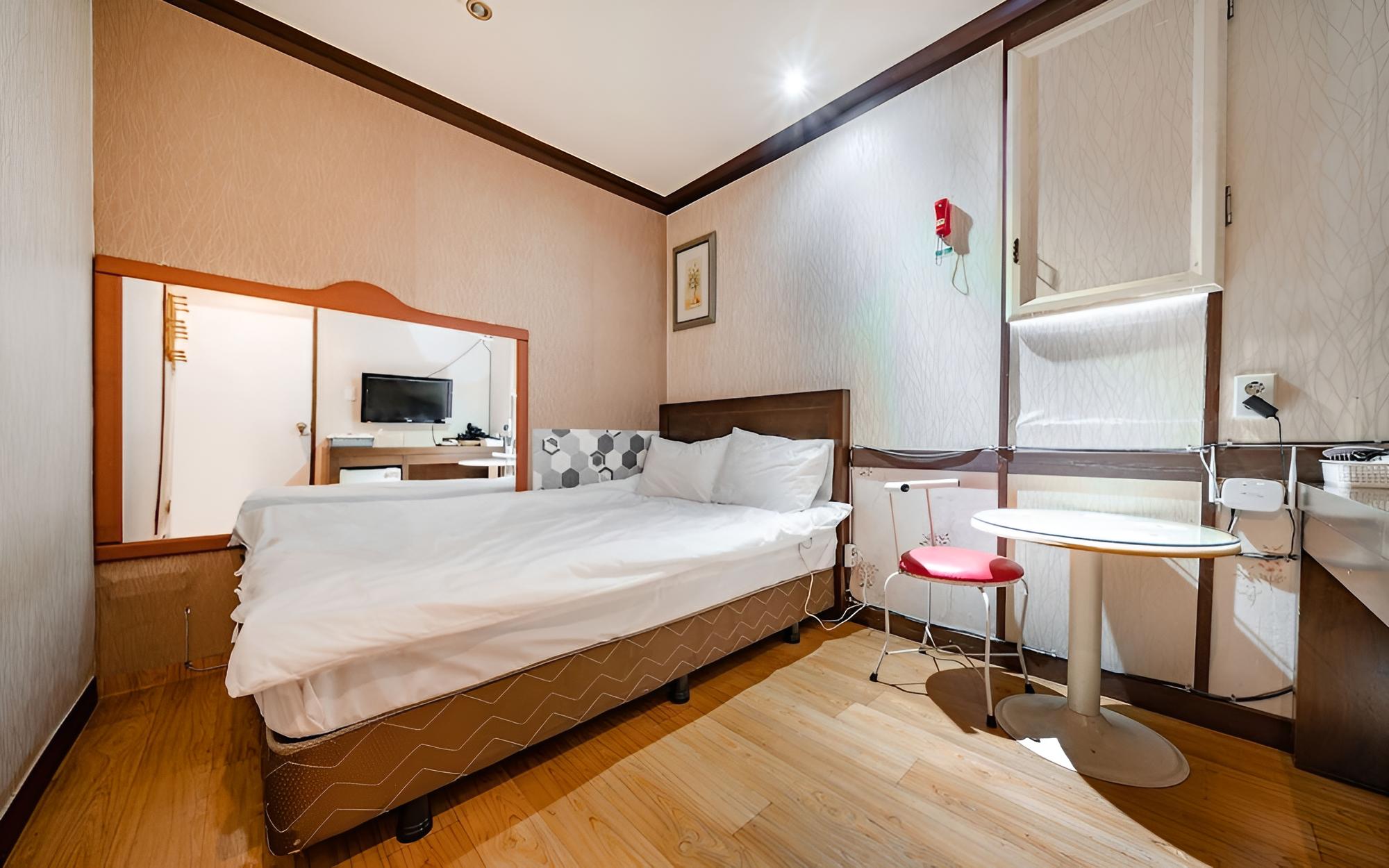 Room (Standard) - Photo 7