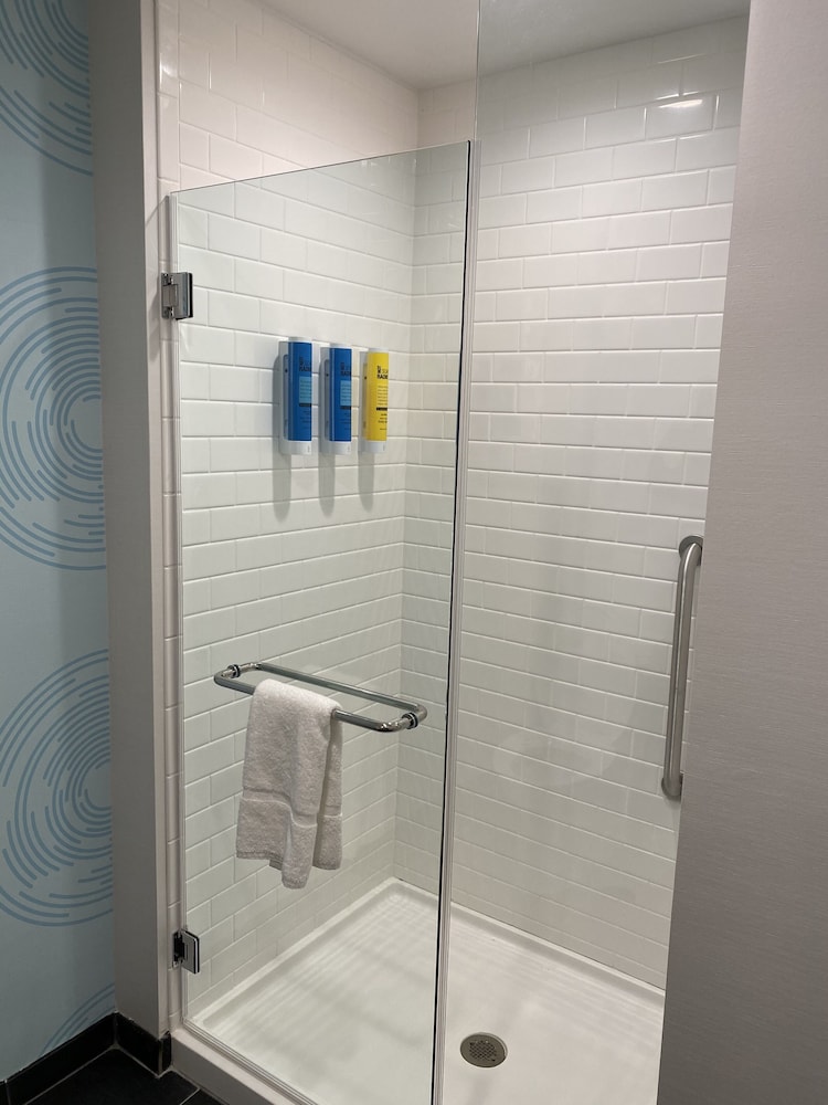 Room, 1 King Bed, Accessible (Hearing) - Photo 1
