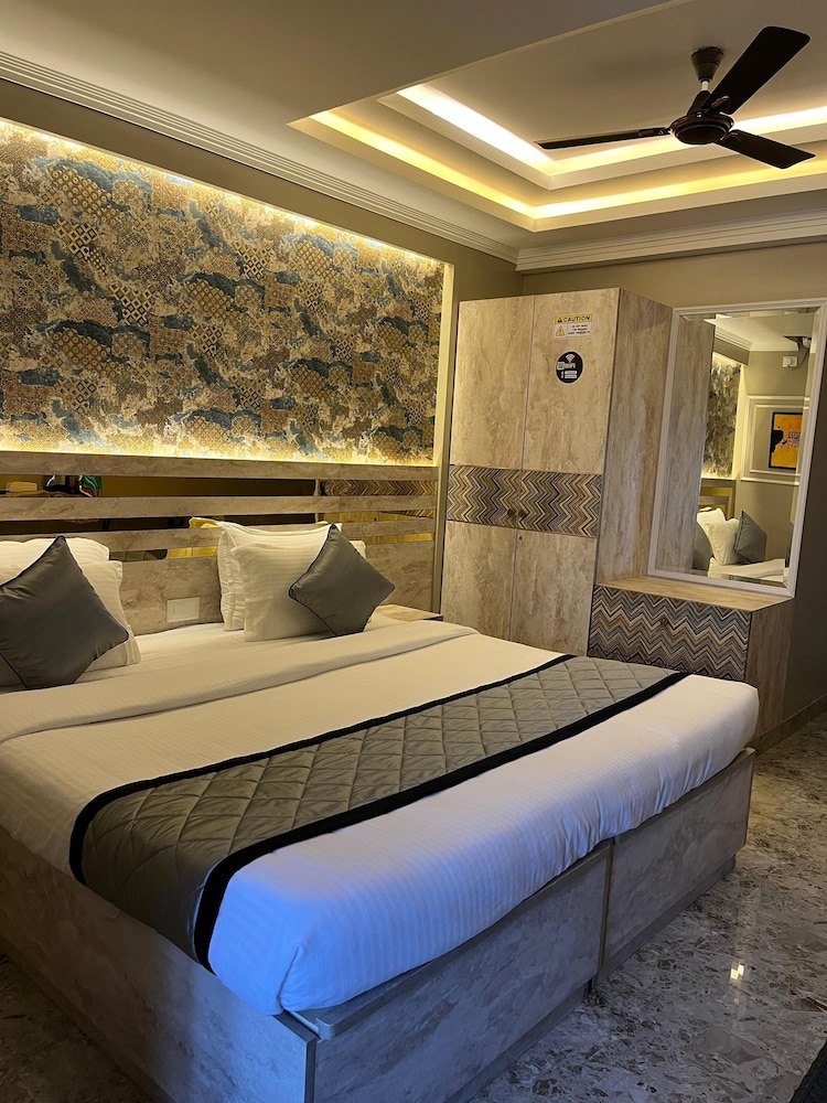 Luxury Room, 1 King Bed, Balcony