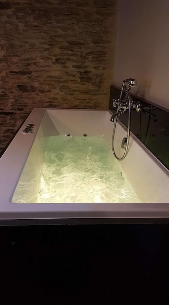 Junior Room, Hot Tub