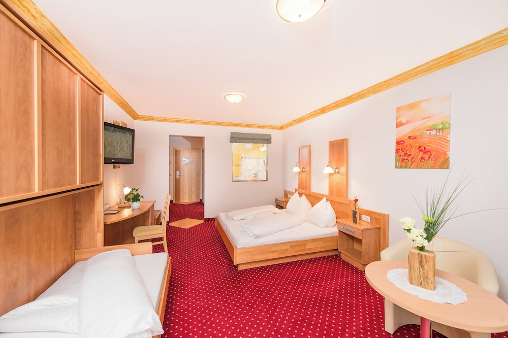 Classic Room, Multiple Beds, Non Smoking photo 2