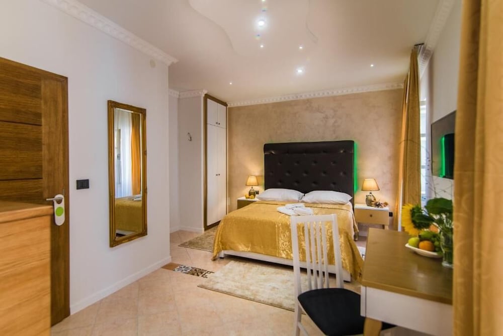 Deluxe Double or Twin Room - Photo 9