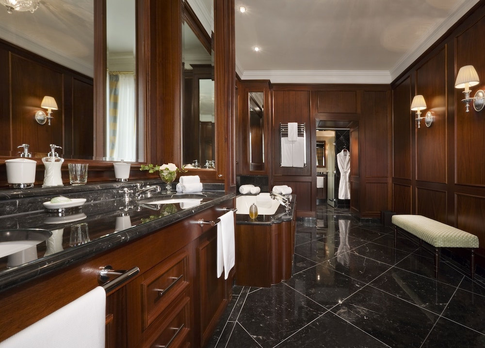 Manor Stateroom - Photo 4