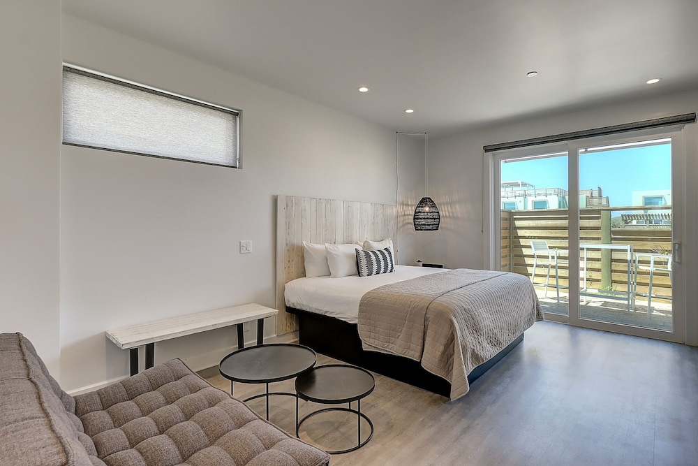 Standard Room, 1 King Bed with Sofa bed, Patio, Pool View (Studio w/ Patio - King Bed & Sofa Bed) photo 3