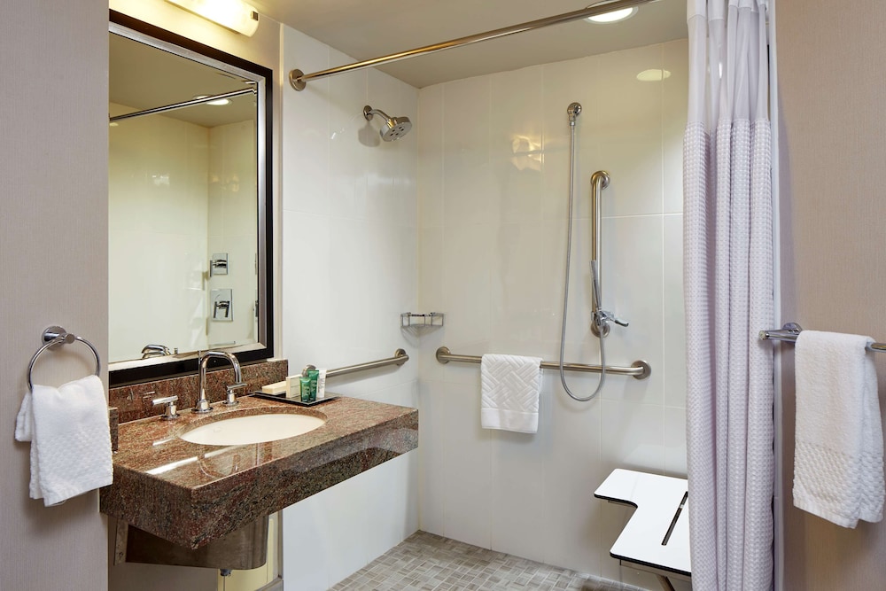 Junior Suite, Accessible, Non Smoking (Hearing Impaired/Roll-in Shower) - Photo 5