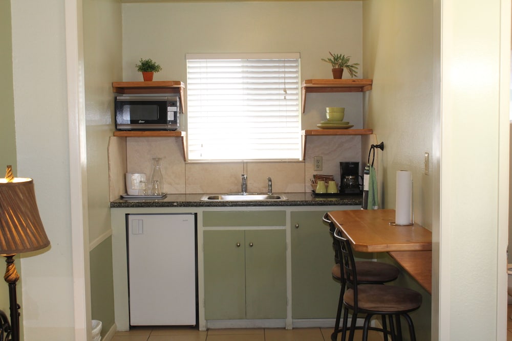 Room, 1 Queen Bed, Kitchenette photo 1