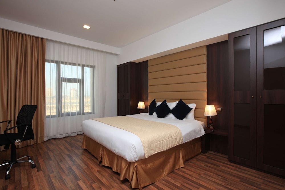 Suite, 2 Bedrooms (2 Single, 1 King) photo 3