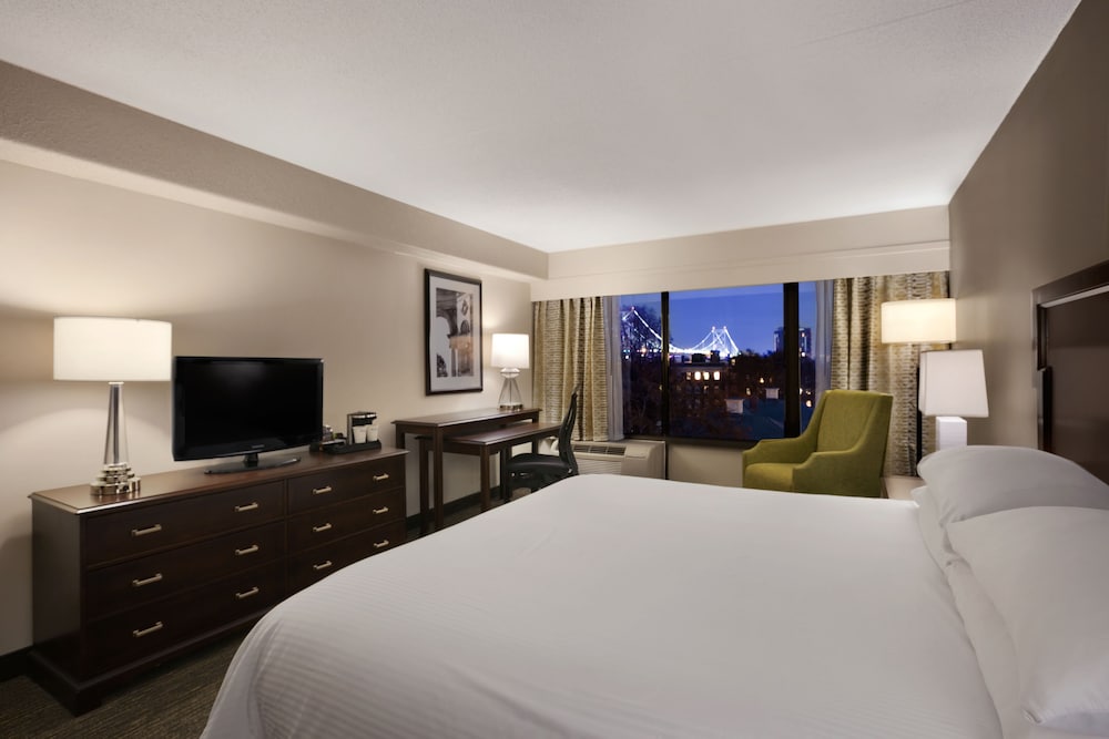 Deluxe Room, 1 King Bed, Non Smoking - Photo 3