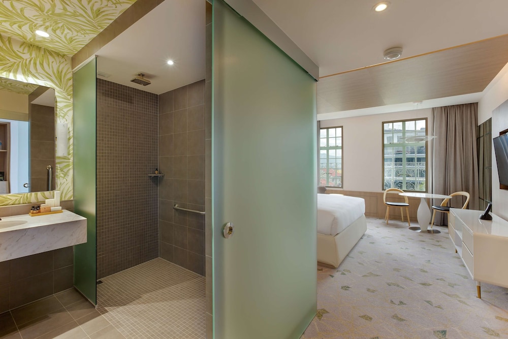Superior Room, 1 King Bed, Accessible (Mobility & Hearing, Roll-in Shower) - Photo 3