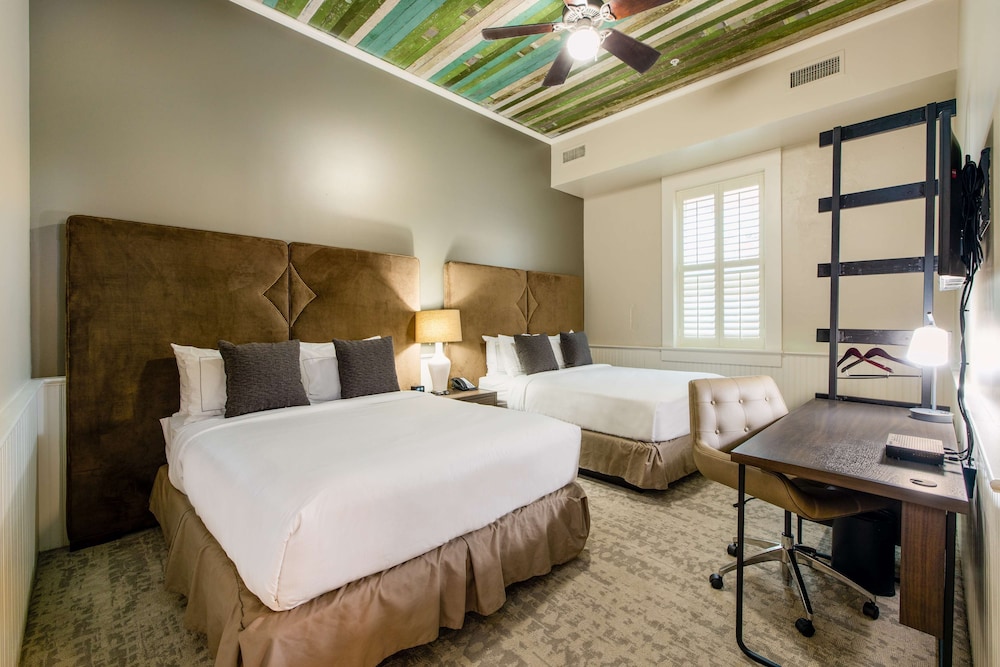 Suite, 2 Bedrooms (Penthouse) - Photo 1