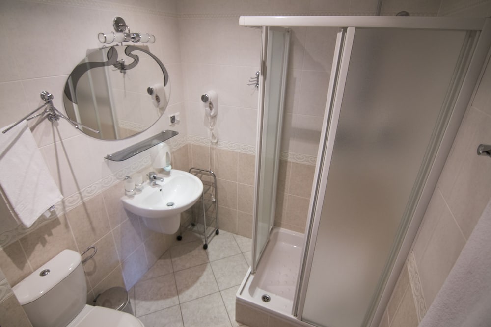 Standard Triple Room, 3 Twin Beds photo 3