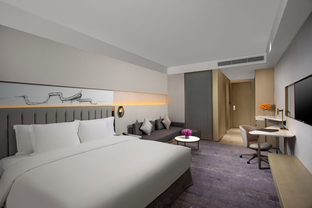 Premium Room, 1 King Bed, Business Lounge Access - Photo 3