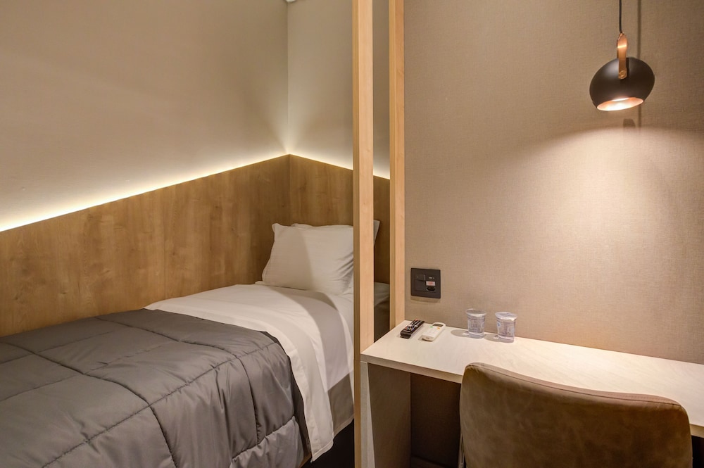 Studio, 1 Twin Bed, Shared Bathroom