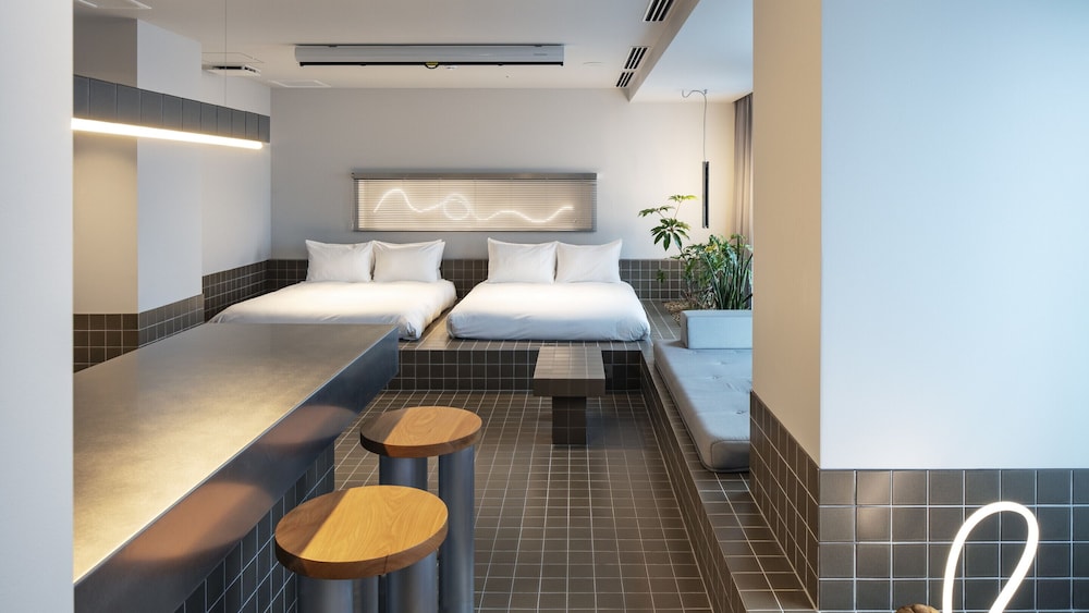 Party Suite on the Top Floor - Non Smoking [MAX 6 Guests: 4 adults and 2 children (under 5 yrs old)