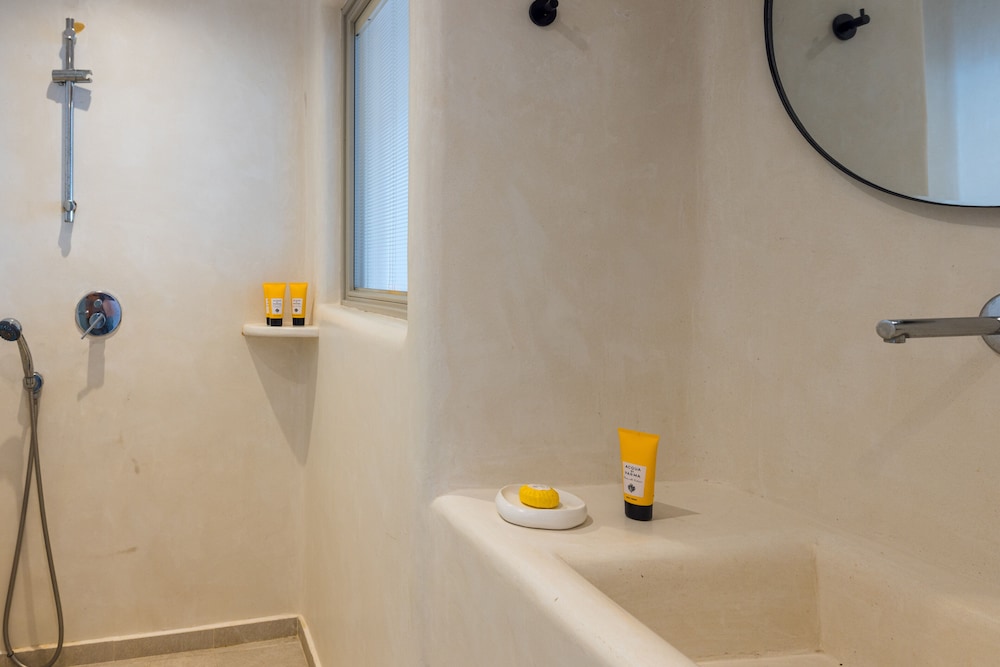 Premium Room Caldera View with Outdoor Mini Plunge Pool Double - Photo 11