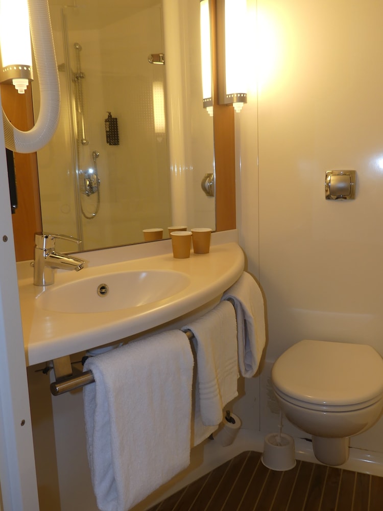 Standard Room, Multiple Beds - Photo 4