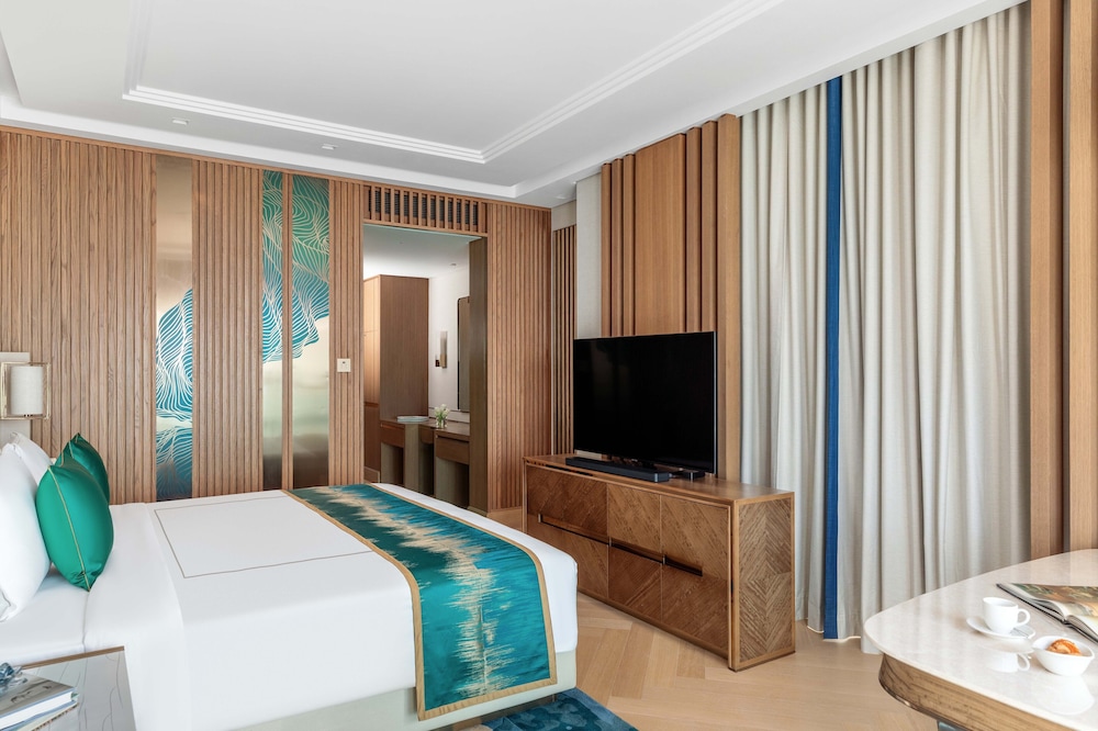 Two Bedroom Grand Luxury Suite Sea View with Club Lounge Access thumbnail 5