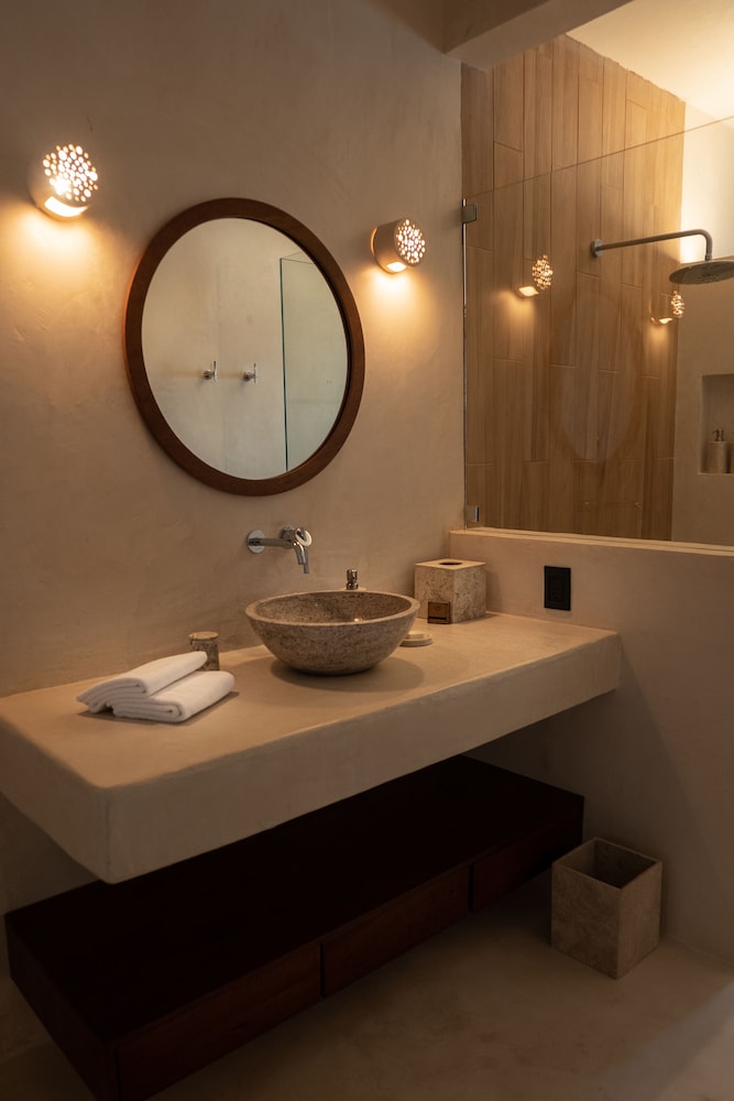 Studio Suite, 1 Queen Bed, Terrace, Lagoon View thumbnail 6