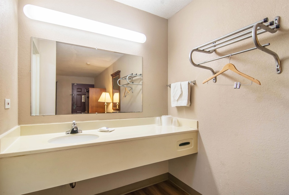 Standard Room, 2 Double Beds, Non Smoking - Photo 9