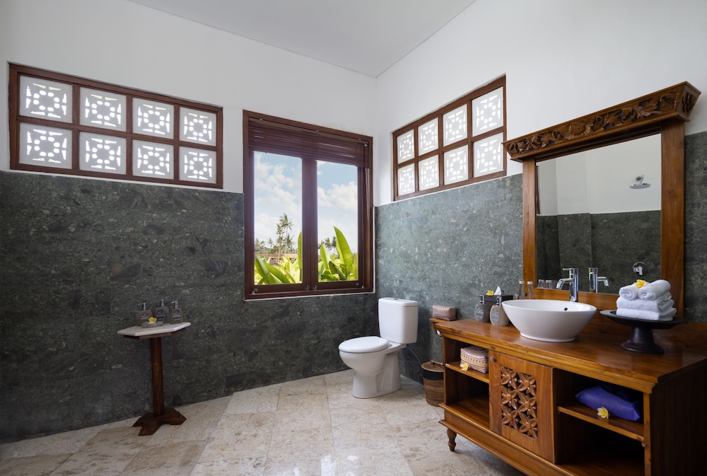 Three Bedroom Garden Villa with Pool access - Photo 2