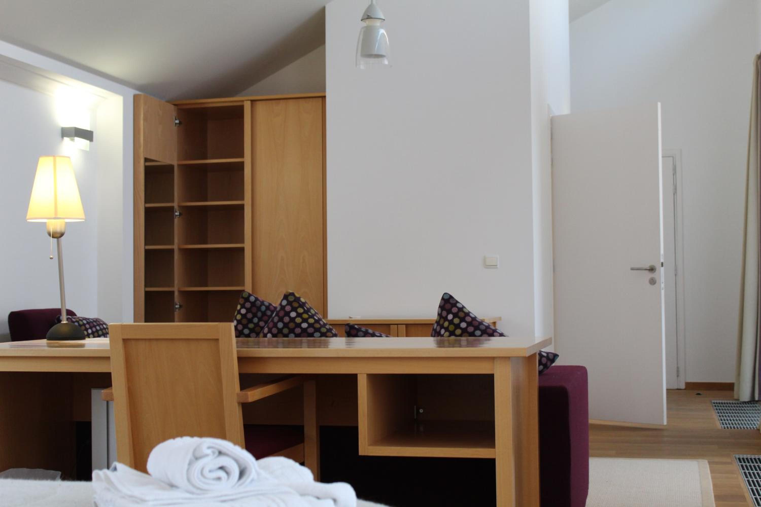 King Suite with Balcony - Photo 4