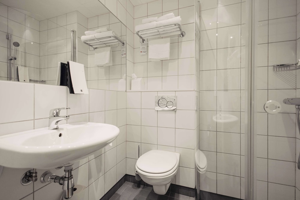 Superior Room, 2 Twin Beds, Non Smoking (Walk-in Shower) thumbnail 6