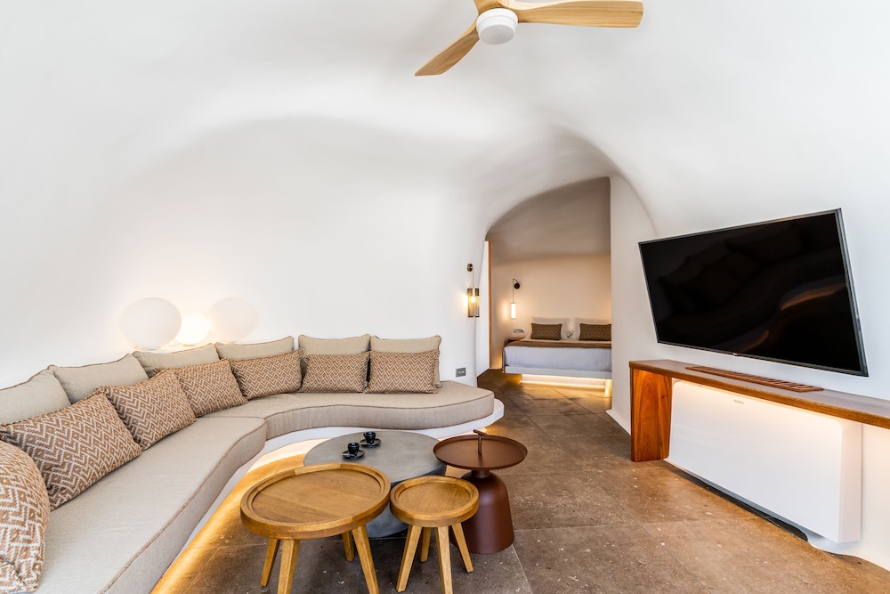 Cave Suite with Jacuzzi - Photo 8