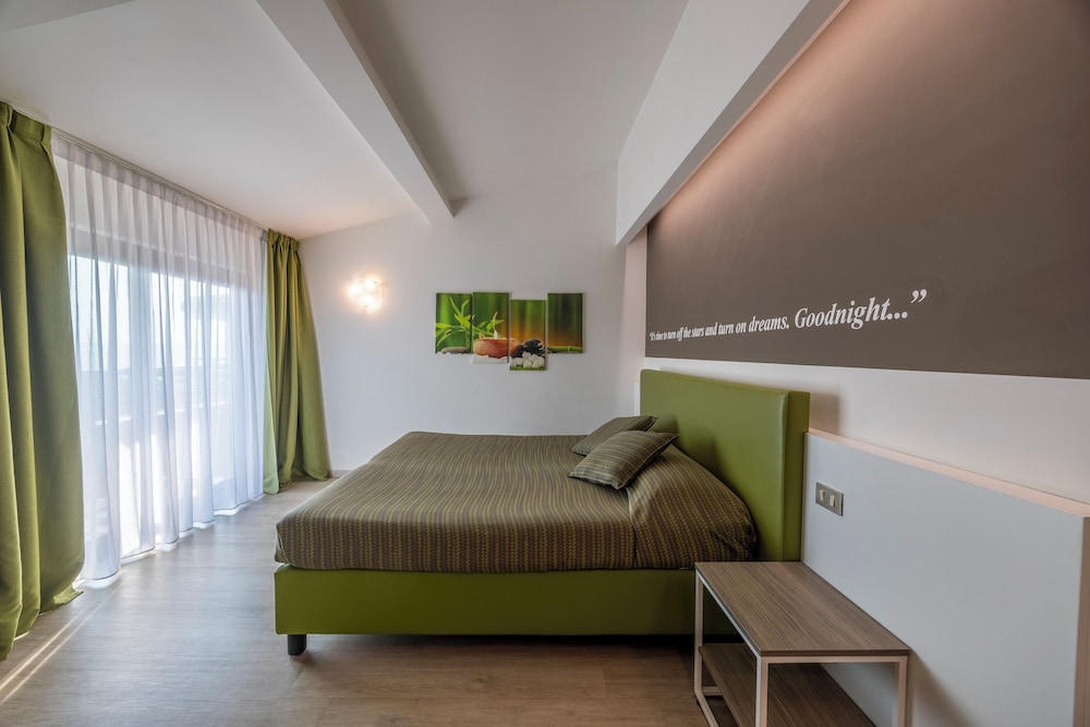 Double or Twin Room, Balcony, Partial Lake View - Photo 3