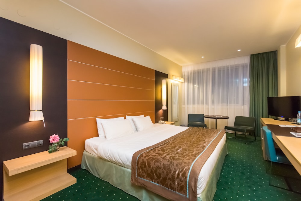Deluxe Double Room, 1 King Bed (Kremlin View) photo 1