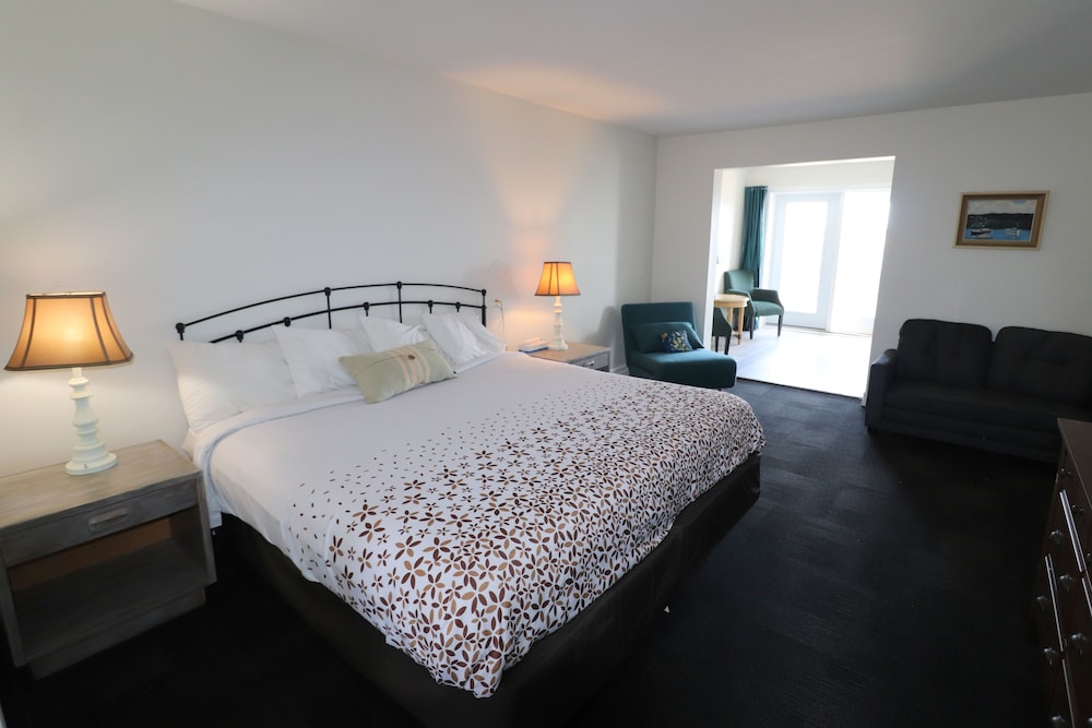 Studio Suite, 1 King Bed, Ocean View photo 1