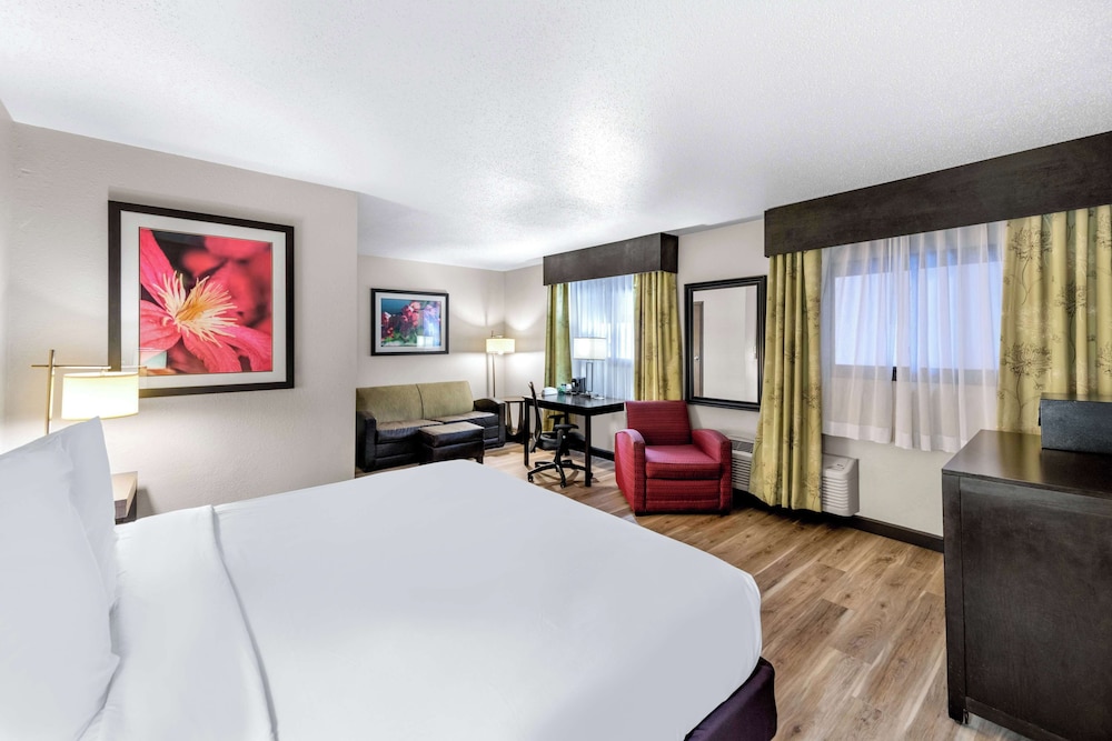 Deluxe Suite (1 King, 2 Queen Beds, 2nd Floor) - Photo 1