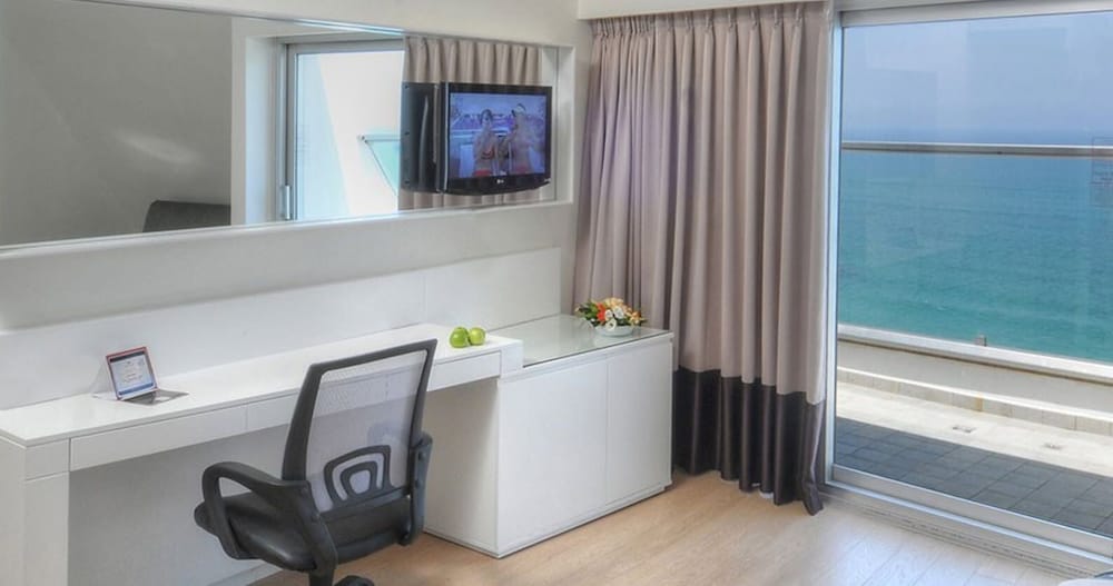 Deluxe Double Room, 1 King Bed, Club Lounge Access, Sea View photo 3