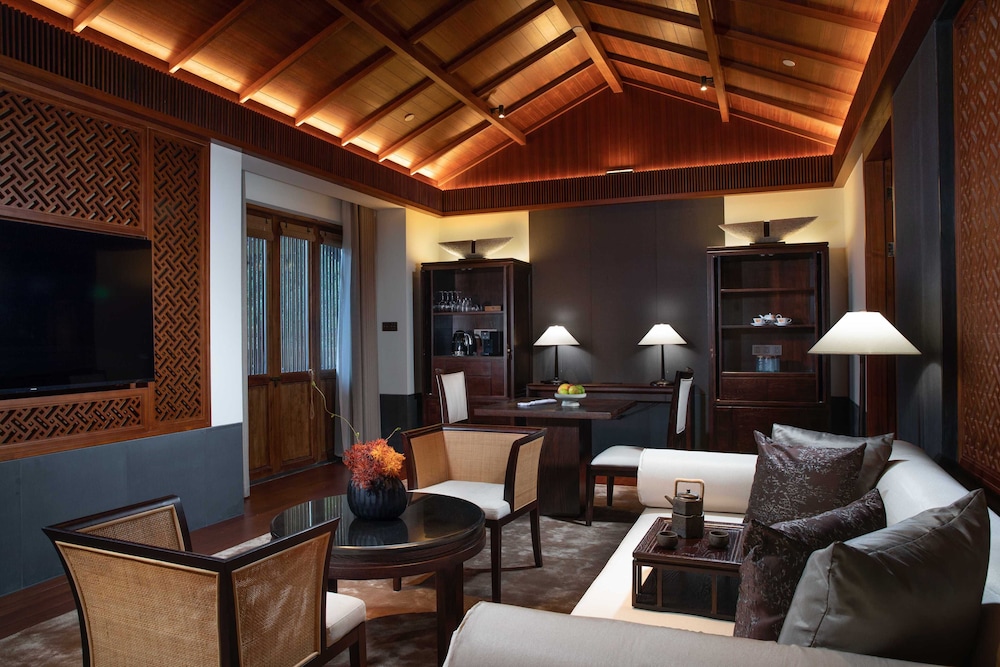 Luxury Room, 1 King Bed, Courtyard View
