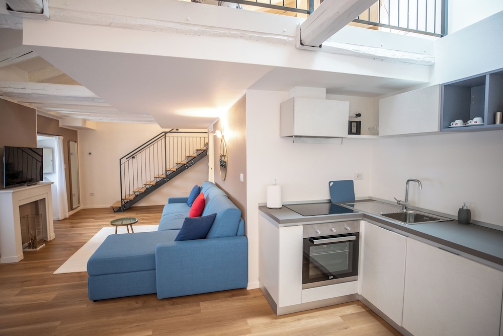 City Lodge Duplex Vista Piazza Annex - Piazza Unita - Photo 3