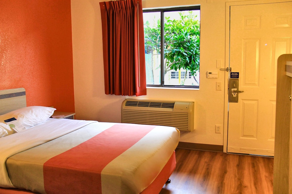 Standard Room, 1 King Bed, Non Smoking - Photo 5