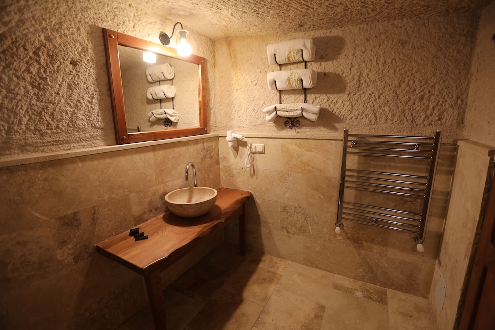 Deluxe Cave Room photo 3