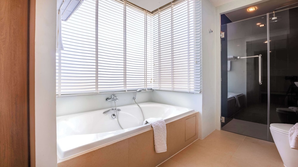 Suite, 1 King Bed, Non Smoking, City View - Photo 10
