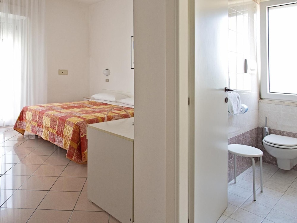 Standard Double Room - Photo 4