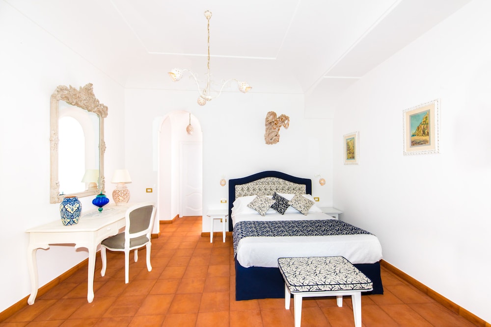 Royal Suite, 1 Queen Bed, Jetted Tub, Sea View (CMR Royal Suite) photo 1