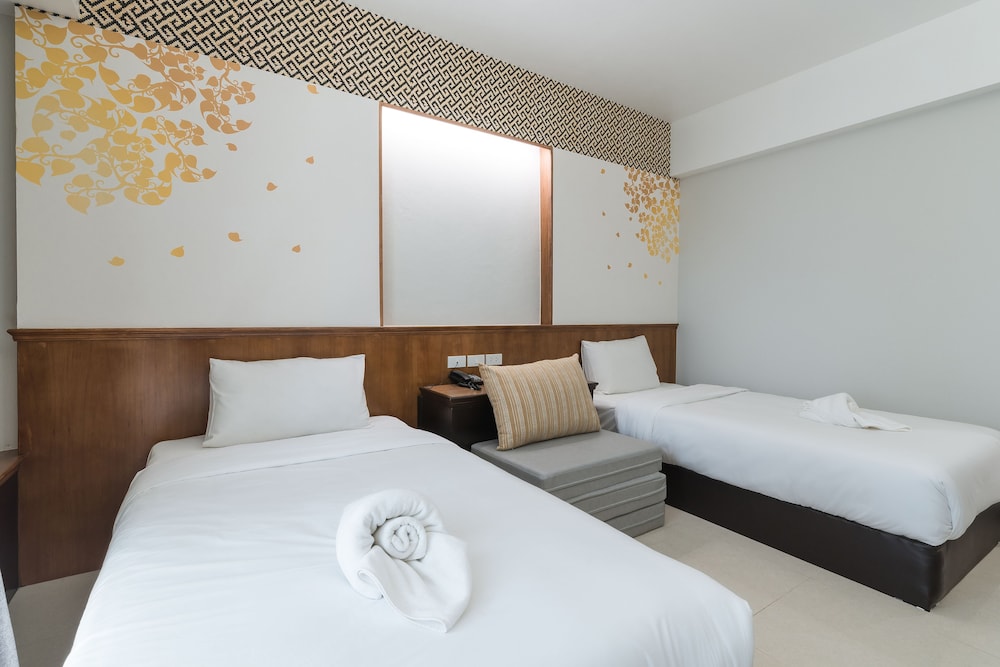 Superior Twin Room, 2 Twin Beds, Pool View photo 3