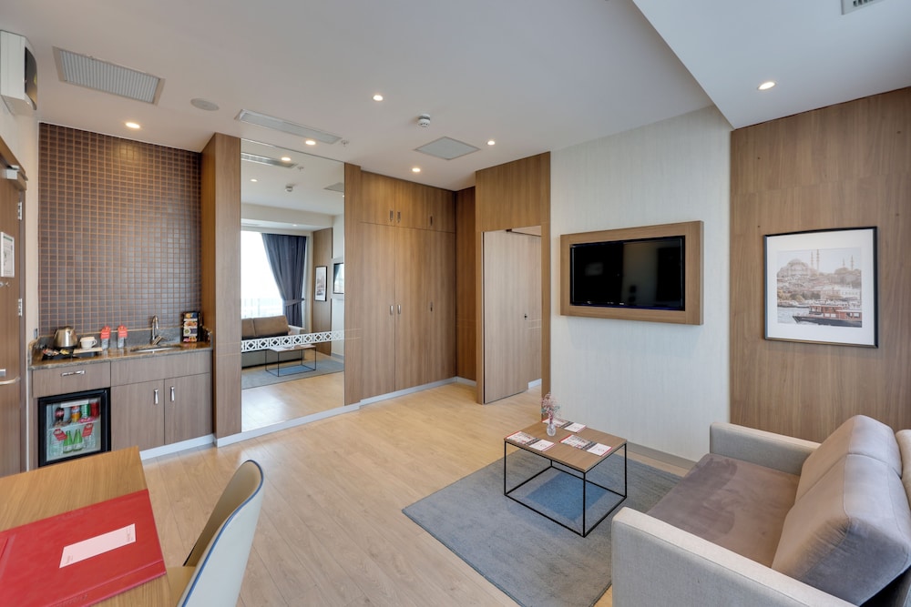 Suite, 1 King Bed, Terrace thumbnail 5