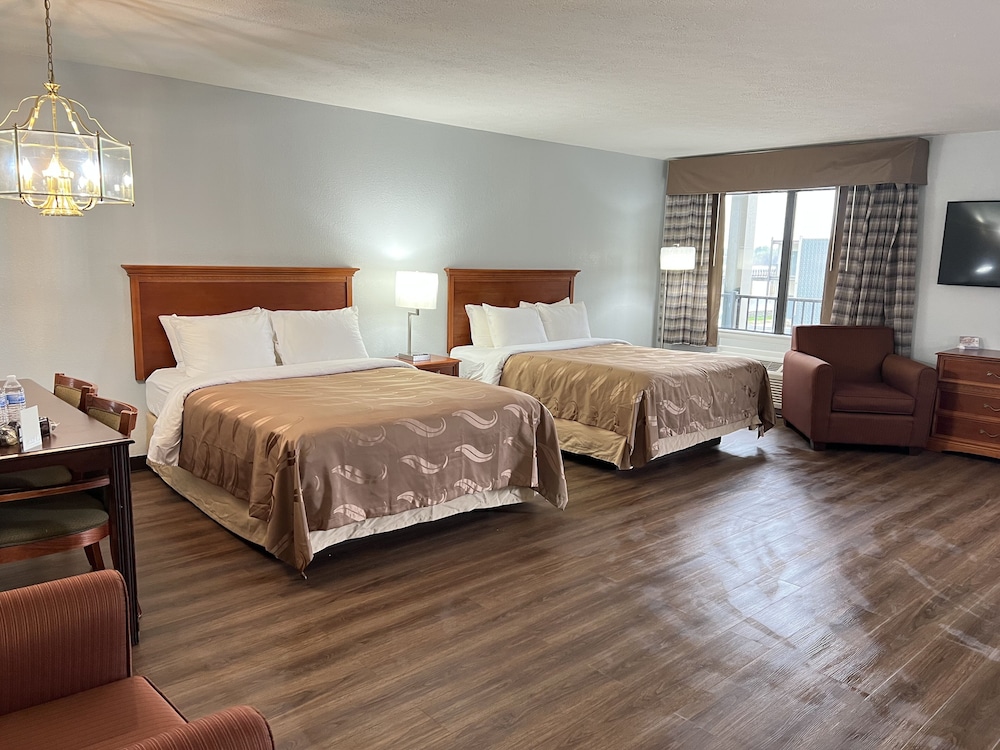 Suite, Non Smoking (1 King Bed, 2 Queen Beds) - Photo 7
