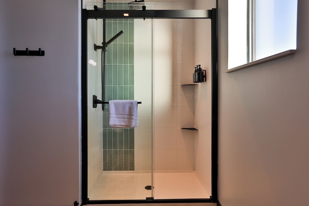 Suite, 2 Bedrooms, Mobility Accessible (Communications) - Photo 1